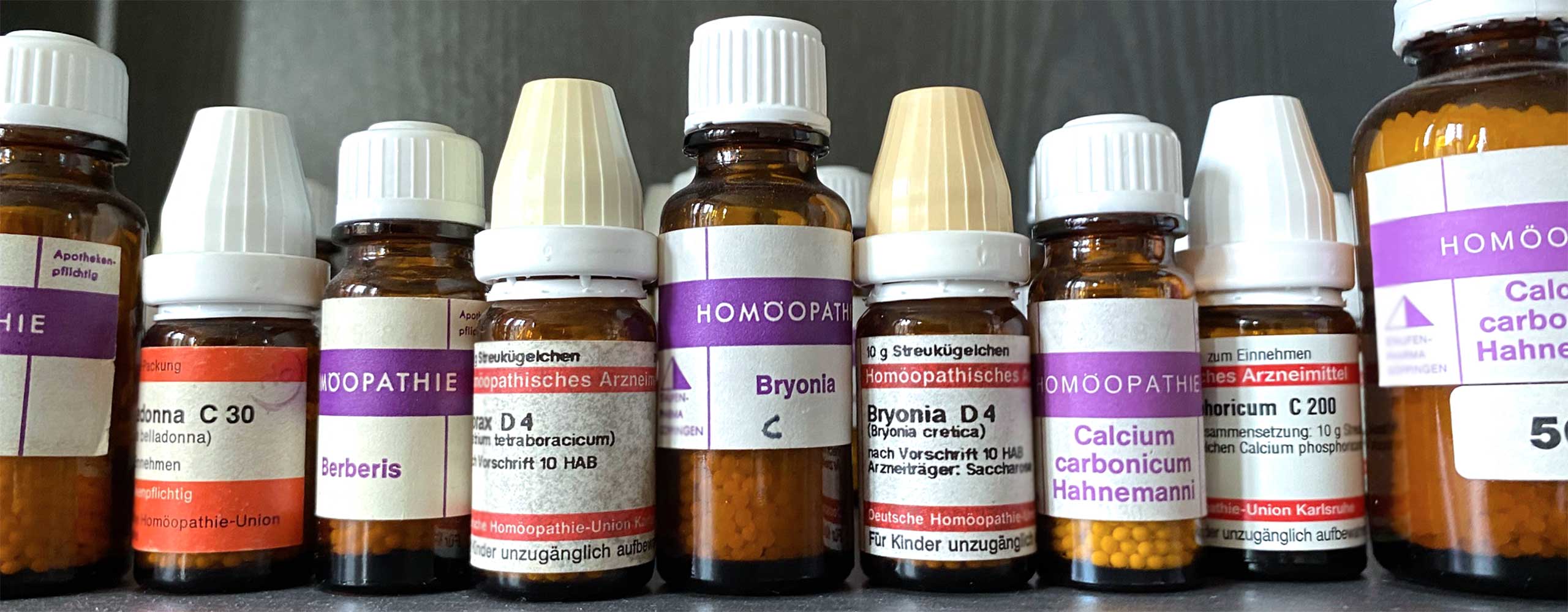 Naturheilverfahren - Symbolisch als Fläschchen mit Globuli